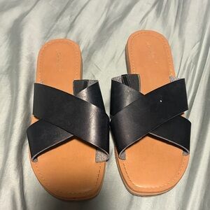 Universal Thread Black and Tan Slide Sandals